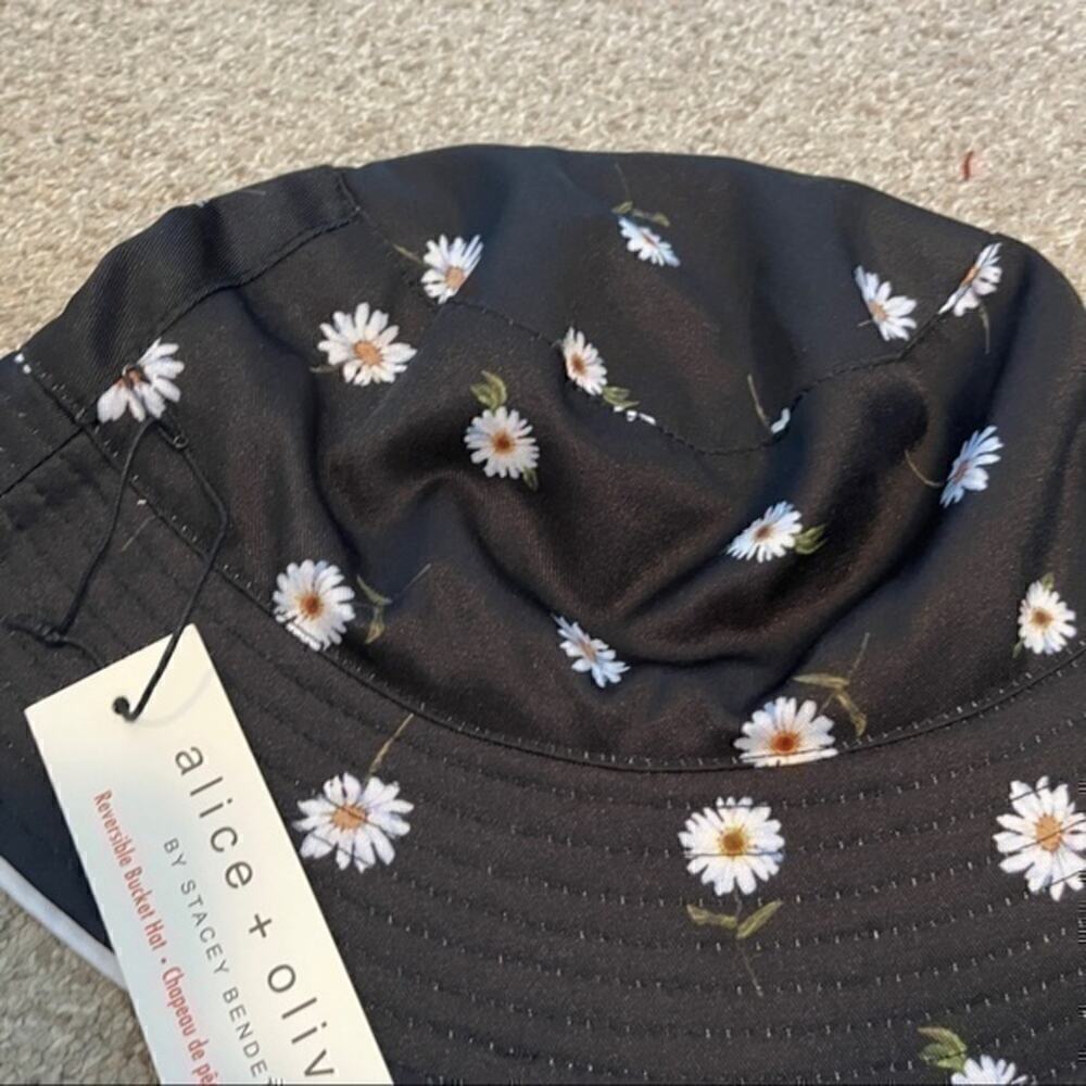 Alice + Olivia Reversible Daisy Bucket Hat Black White Floral NWT / NWOT - Picture 4 of 9